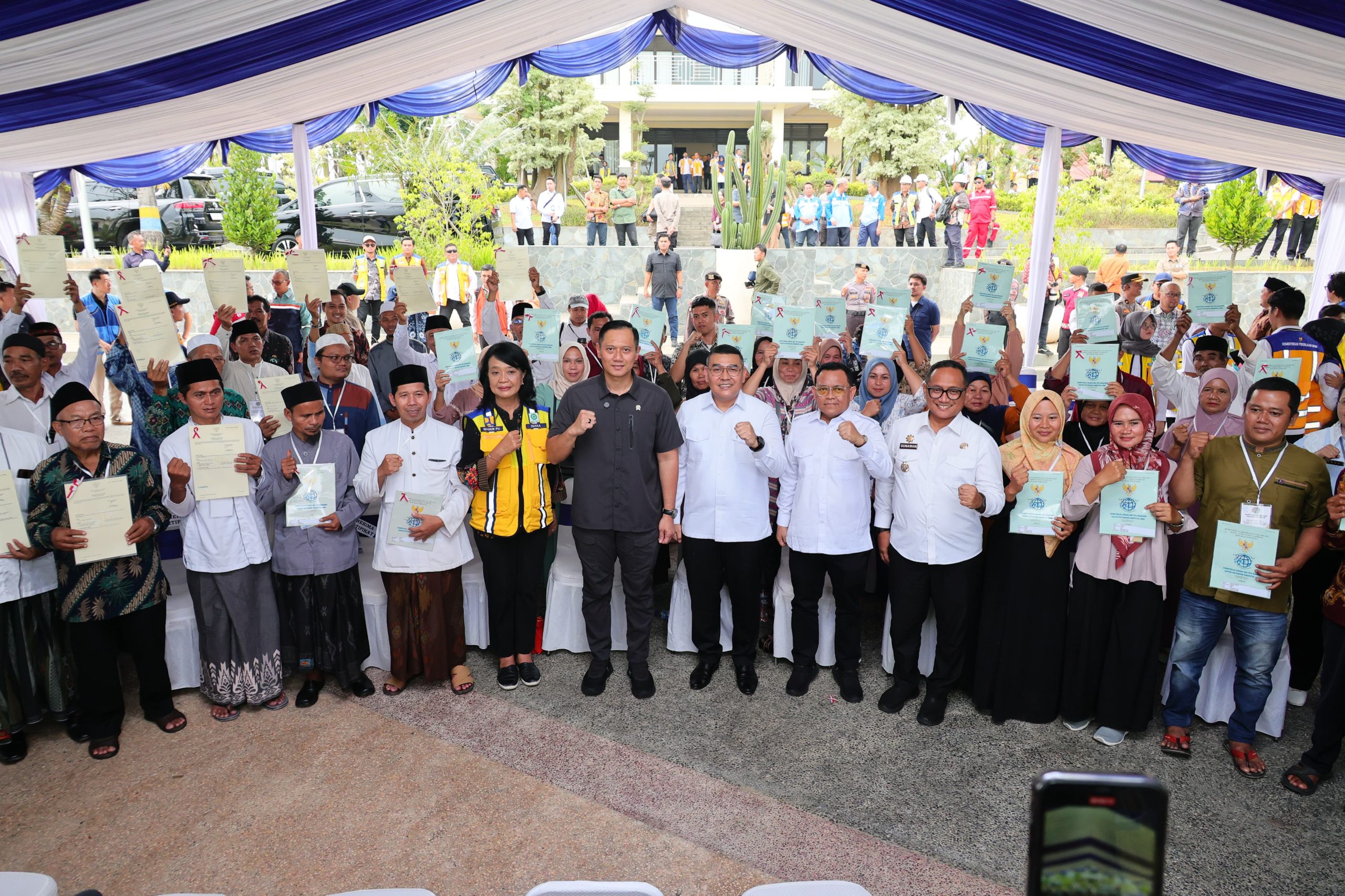 Tegaskan Kepastian Hukum Tanah Warga Negara, Menko AHY dan Wamen Ossy Serahkan Setipikat Tanah untuk Warga Lebak