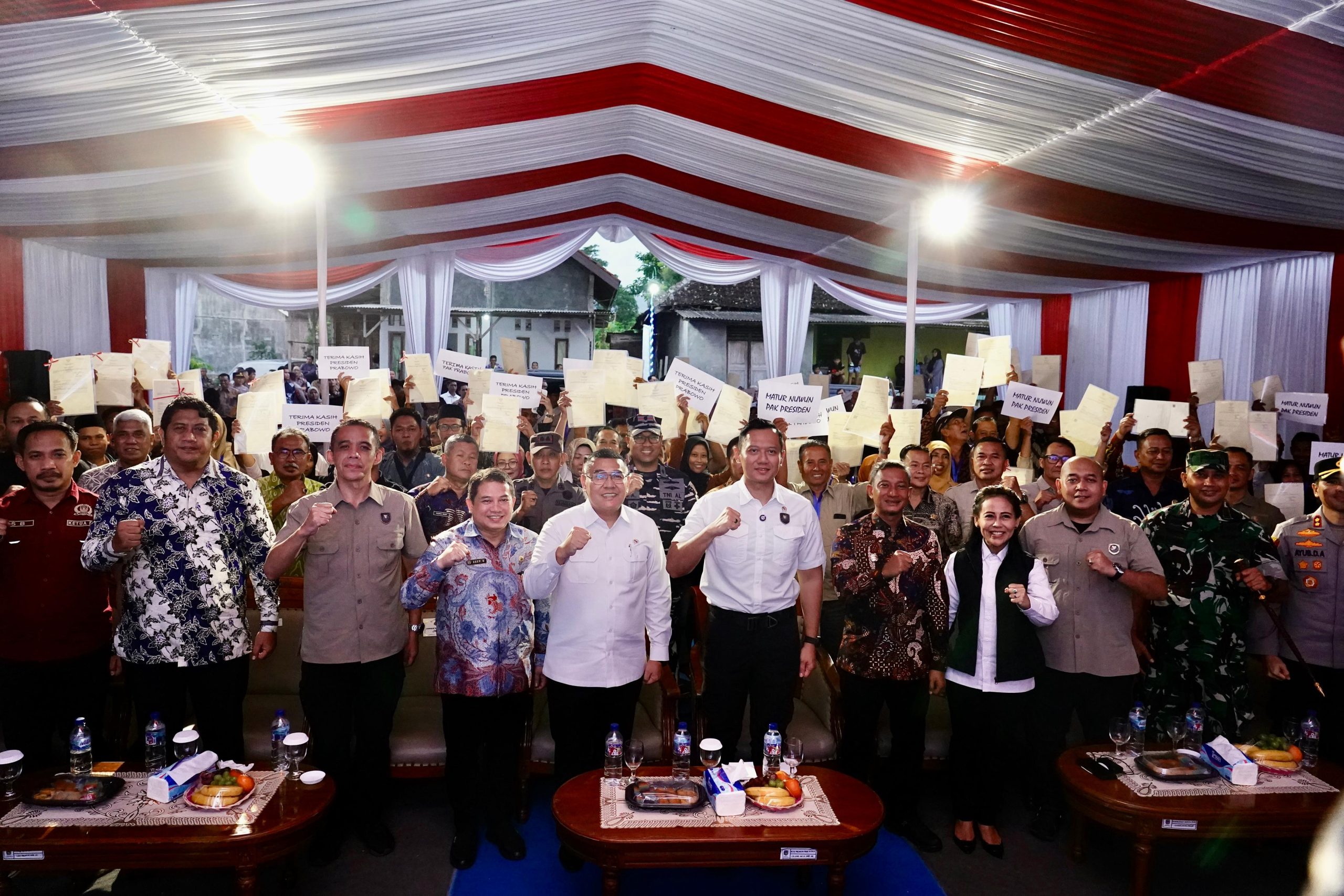 Lampaui Target Penyelesaian PTSL, Menko AHY dan Wamen Ossy Serahkan Langsung Sertipikat Masyarakat Kabupaten Pacitan