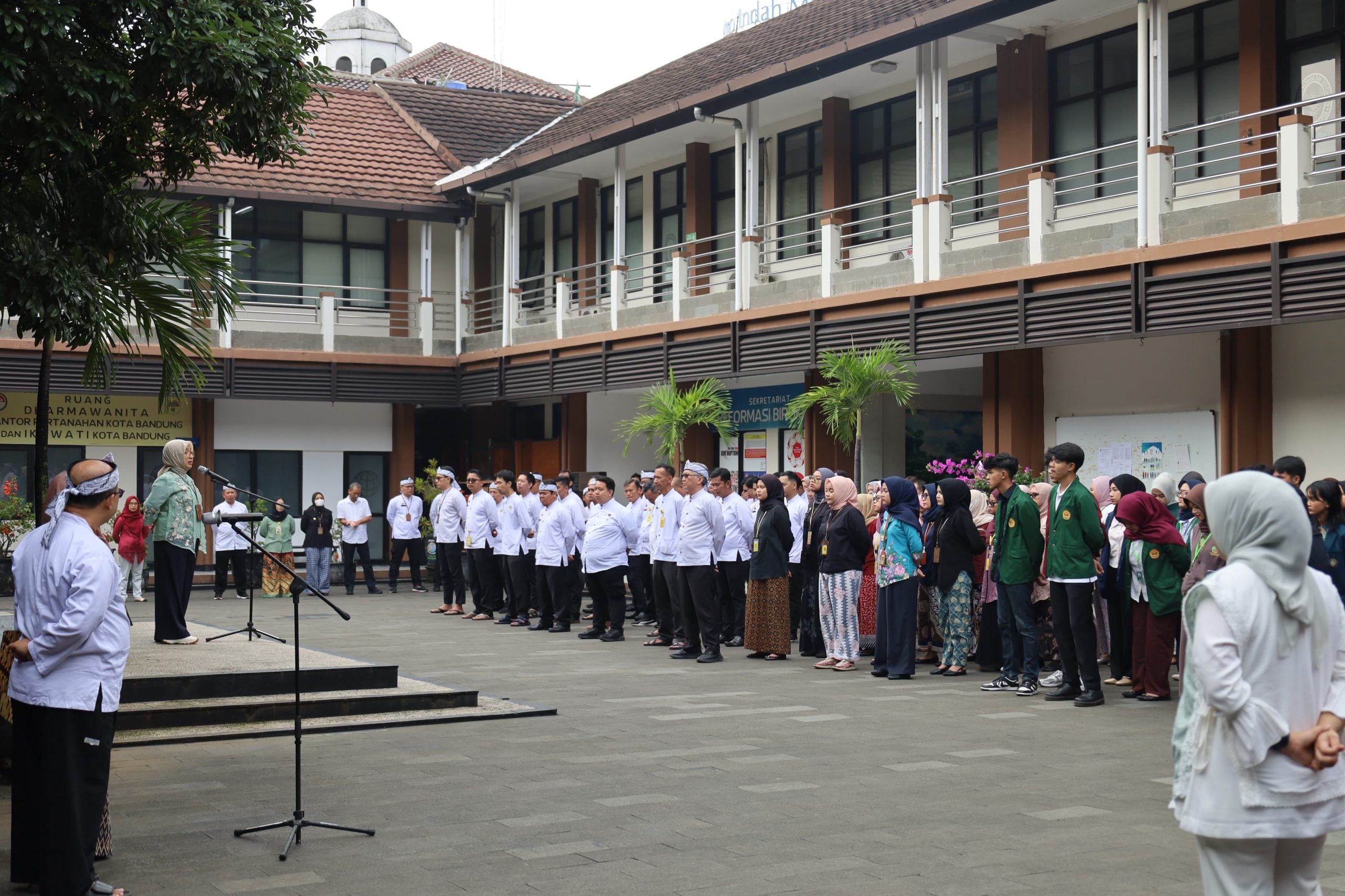 “Apel Pagi Kantah Bandung: Wujudkan Pelayanan Pertanahan yang Berkah dan Berintegritas”