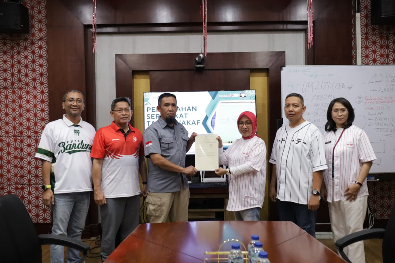 Kantah Bandung Serahkan Sertipikat Wakaf di Momen HUT ke-80 RI
